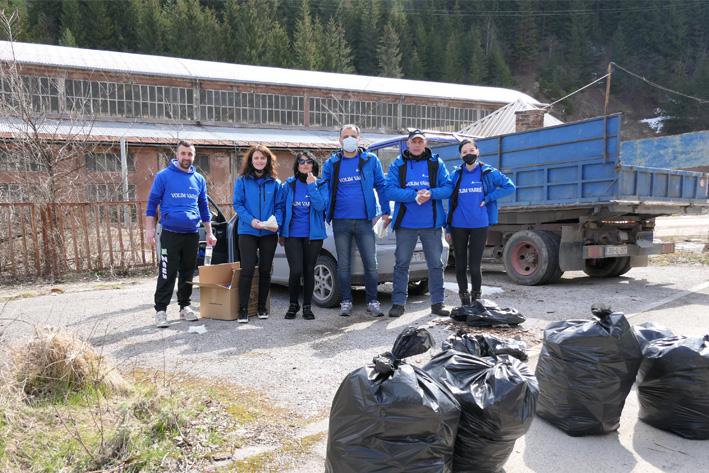 Eastern Mining team join Vares clean up initiative